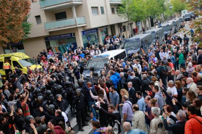 Imatges de les intervencions de Policia Nacional i Guàrdia Civil en col·legis electorals de Lleida.