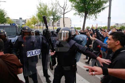 Imatges de les intervencions de Policia Nacional i Guàrdia Civil en col·legis electorals de Lleida.