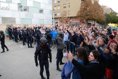 Imatges de les intervencions de Policia Nacional i Guàrdia Civil en col·legis electorals de Lleida.
