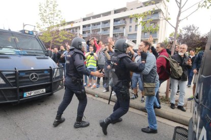Imatges de les intervencions de Policia Nacional i Guàrdia Civil en col·legis electorals de Lleida.