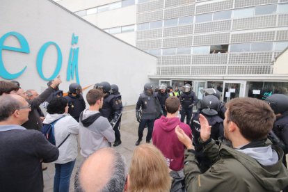 Imatges de les intervencions de Policia Nacional i Guàrdia Civil en col·legis electorals de Lleida.