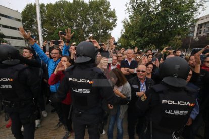 Imatges de les intervencions de Policia Nacional i Guàrdia Civil en col·legis electorals de Lleida.