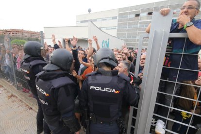 Imatges de les intervencions de Policia Nacional i Guàrdia Civil en col·legis electorals de Lleida.