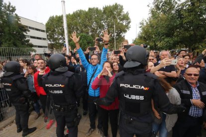 Imatges de les intervencions de Policia Nacional i Guàrdia Civil en col·legis electorals de Lleida.