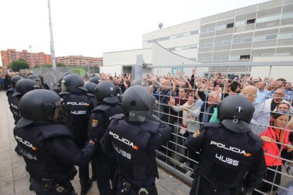 Imatges de les intervencions de Policia Nacional i Guàrdia Civil en col·legis electorals de Lleida.