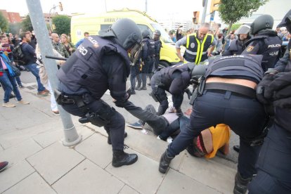 Imatges de les intervencions de Policia Nacional i Guàrdia Civil en col·legis electorals de Lleida.