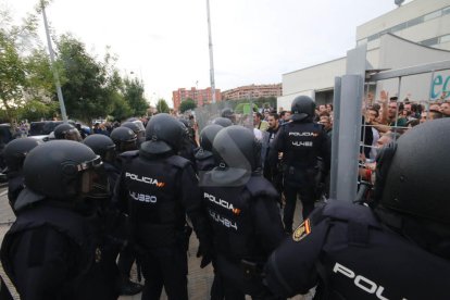 Imatges de les intervencions de Policia Nacional i Guàrdia Civil en col·legis electorals de Lleida.