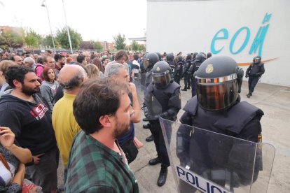 Imatges de les intervencions de Policia Nacional i Guàrdia Civil en col·legis electorals de Lleida.