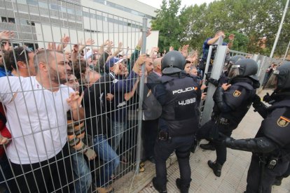 Imatges de les intervencions de Policia Nacional i Guàrdia Civil en col·legis electorals de Lleida.