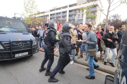 Imatges de les intervencions de Policia Nacional i Guàrdia Civil en col·legis electorals de Lleida.