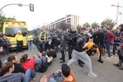 Imatges de les intervencions de Policia Nacional i Guàrdia Civil en col·legis electorals de Lleida.