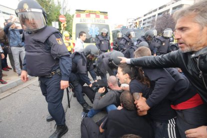 Imatges de les intervencions de Policia Nacional i Guàrdia Civil en col·legis electorals de Lleida.