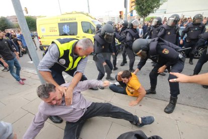 Imatges de les intervencions de Policia Nacional i Guàrdia Civil en col·legis electorals de Lleida.