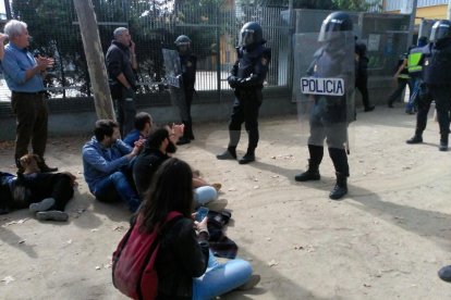 Imatges de les intervencions de Policia Nacional i Guàrdia Civil en col·legis electorals de Lleida.