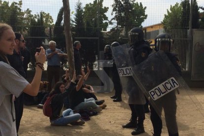 Imatges de les intervencions de Policia Nacional i Guàrdia Civil en col·legis electorals de Lleida.