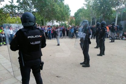 Imatges de les intervencions de Policia Nacional i Guàrdia Civil en col·legis electorals de Lleida.
