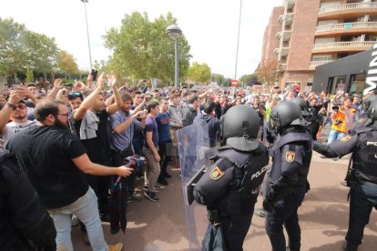 Imatges de les intervencions de Policia Nacional i Guàrdia Civil en col·legis electorals de Lleida.