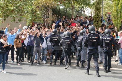 Imatges de les intervencions de Policia Nacional i Guàrdia Civil en col·legis electorals de Lleida.