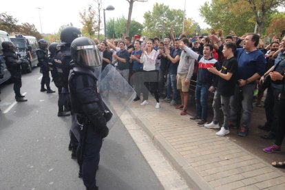 Imatges de les intervencions de Policia Nacional i Guàrdia Civil en col·legis electorals de Lleida.
