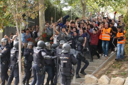 Imatges de les intervencions de Policia Nacional i Guàrdia Civil en col·legis electorals de Lleida.
