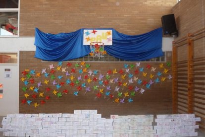 La Escuela Enric Farreny reivindica la Paz con alimentos solidarios, la realidad de los refugiados y 'molinillos de deseos'