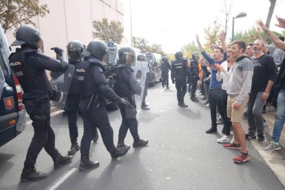 Imatges de les intervencions de Policia Nacional i Guàrdia Civil en col·legis electorals de Lleida.