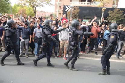 Imatges de les intervencions de Policia Nacional i Guàrdia Civil en col·legis electorals de Lleida.