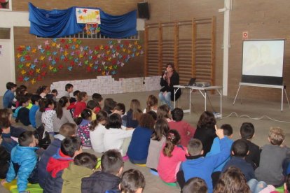 La Escuela Enric Farreny reivindica la Paz con alimentos solidarios, la realidad de los refugiados y 'molinillos de deseos'