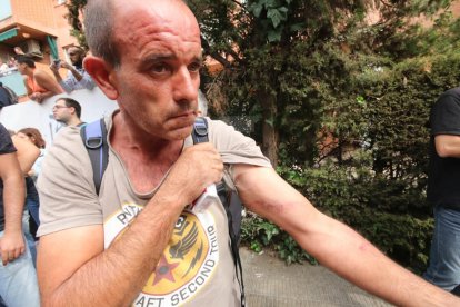 Imatges de les intervencions de Policia Nacional i Guàrdia Civil en col·legis electorals de Lleida.