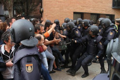 Imatges de les intervencions de Policia Nacional i Guàrdia Civil en col·legis electorals de Lleida.