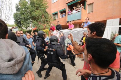 Imatges de les intervencions de Policia Nacional i Guàrdia Civil en col·legis electorals de Lleida.