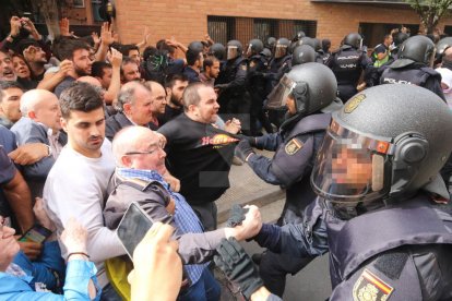 Imatges de les intervencions de Policia Nacional i Guàrdia Civil en col·legis electorals de Lleida.