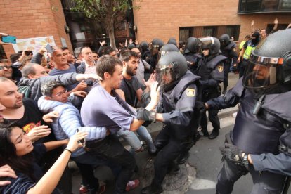 Imatges de les intervencions de Policia Nacional i Guàrdia Civil en col·legis electorals de Lleida.
