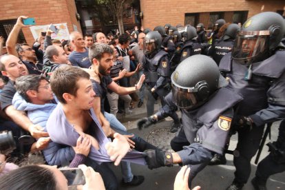 Imatges de les intervencions de Policia Nacional i Guàrdia Civil en col·legis electorals de Lleida.