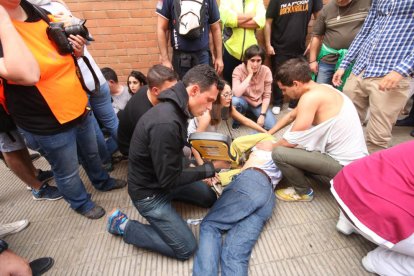 Imatges de les intervencions de Policia Nacional i Guàrdia Civil en col·legis electorals de Lleida.