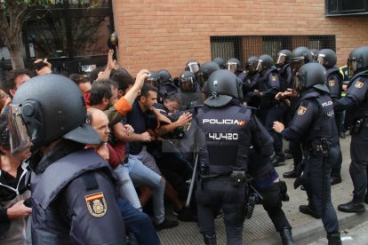 Imatges de les intervencions de Policia Nacional i Guàrdia Civil en col·legis electorals de Lleida.