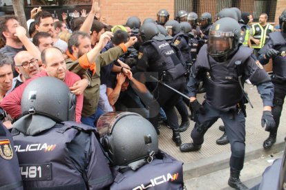 Imatges de les intervencions de Policia Nacional i Guàrdia Civil en col·legis electorals de Lleida.