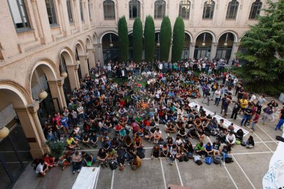 Costava ahir, a les 18.00 hores, trobar algú que no estigués pendent de Puigdemont. Al final, va ser a les 19.00 i hi va haver divisió d'opinions: uns alegres i d'altres, decebuts.