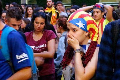 Costava ahir, a les 18.00 hores, trobar algú que no estigués pendent de Puigdemont. Al final, va ser a les 19.00 i hi va haver divisió d'opinions: uns alegres i d'altres, decebuts.