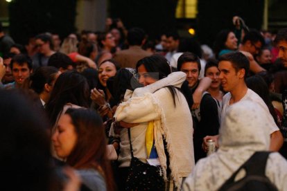 Costava ahir, a les 18.00 hores, trobar algú que no estigués pendent de Puigdemont. Al final, va ser a les 19.00 i hi va haver divisió d'opinions: uns alegres i d'altres, decebuts.