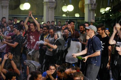 Costava ahir, a les 18.00 hores, trobar algú que no estigués pendent de Puigdemont. Al final, va ser a les 19.00 i hi va haver divisió d'opinions: uns alegres i d'altres, decebuts.