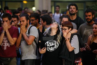 Costava ahir, a les 18.00 hores, trobar algú que no estigués pendent de Puigdemont. Al final, va ser a les 19.00 i hi va haver divisió d'opinions: uns alegres i d'altres, decebuts.