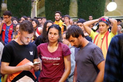 Costava ahir, a les 18.00 hores, trobar algú que no estigués pendent de Puigdemont. Al final, va ser a les 19.00 i hi va haver divisió d'opinions: uns alegres i d'altres, decebuts.