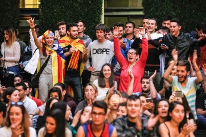 Costava ahir, a les 18.00 hores, trobar algú que no estigués pendent de Puigdemont. Al final, va ser a les 19.00 i hi va haver divisió d'opinions: uns alegres i d'altres, decebuts.