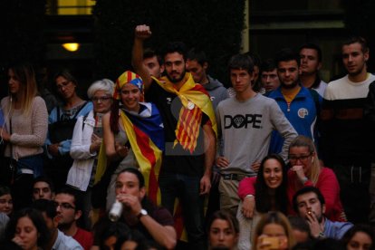 Costava ahir, a les 18.00 hores, trobar algú que no estigués pendent de Puigdemont. Al final, va ser a les 19.00 i hi va haver divisió d'opinions: uns alegres i d'altres, decebuts.