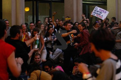 Costava ahir, a les 18.00 hores, trobar algú que no estigués pendent de Puigdemont. Al final, va ser a les 19.00 i hi va haver divisió d'opinions: uns alegres i d'altres, decebuts.