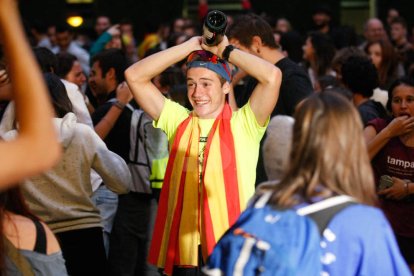 Costava ahir, a les 18.00 hores, trobar algú que no estigués pendent de Puigdemont. Al final, va ser a les 19.00 i hi va haver divisió d'opinions: uns alegres i d'altres, decebuts.