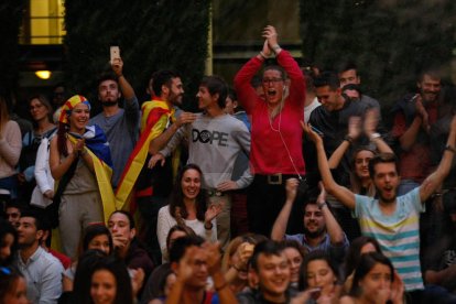 Costava ahir, a les 18.00 hores, trobar algú que no estigués pendent de Puigdemont. Al final, va ser a les 19.00 i hi va haver divisió d'opinions: uns alegres i d'altres, decebuts.
