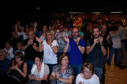 Costava ahir, a les 18.00 hores, trobar algú que no estigués pendent de Puigdemont. Al final, va ser a les 19.00 i hi va haver divisió d'opinions: uns alegres i d'altres, decebuts.
