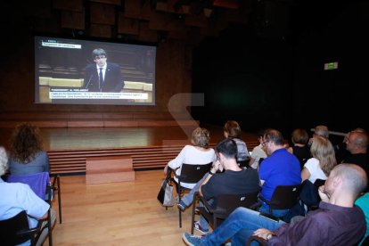 Costava ahir, a les 18.00 hores, trobar algú que no estigués pendent de Puigdemont. Al final, va ser a les 19.00 i hi va haver divisió d'opinions: uns alegres i d'altres, decebuts.